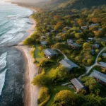 Vista aerea di un resort costiero ecologico alimentato da energia solare che riflette le tendenze di viaggio estive 2025
