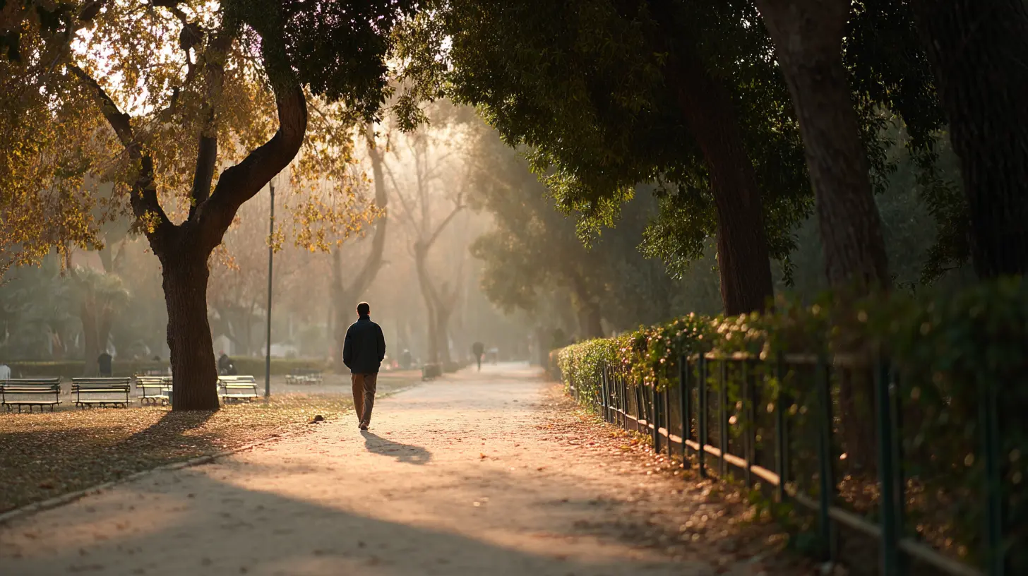 Persona che esegue la camminata dopo i pasti per la digestione in un parco soleggiato.